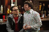 The Big Bang Theory – Der Ausflug in die Bar am "Alles ist Möglich-Donnerstag" endet doch anders als geplant: Howard (Simon Helberg, r.) und Leonard (Johnny Galecki, l.) ...