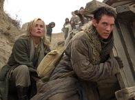 Die Kinder der Seidenstraße – George (Jonathan Rhys Meyers) und Lee (Radha Mitchell) führen einen Flüchtlingstreck mit 60 Waisenkindern an.