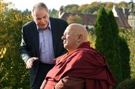 Um Himmels Willen – Bürgermeister Wöller (Fritz Wepper, l.) versucht seinen Spezl Huber (Wolfgang Müller, r.) aus der Meditation zu wecken. Eilige Geschäfte warten.
