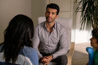 Jane the Virgin – (v.li.) Gina Rodriguez (Jane Gloriana Villanueva), Justin Baldoni (Rafael Solano), Elias Janssen (Matteo).