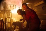 Deepwater Horizon – Verzweifelt versucht Mike Williams (Mark Wahlberg), Andrea (Gina Rodriguez) und die andere Mitarbeiter in Sicherheit zu bringen.