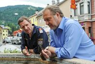 Der Alte – Der ortsansässige Polizeichef Maximilian Sailer (Johannes Zeiler, l.) ist überzeugt davon, dass die Schüsse - zum Schutz der Geiseln - allesamt vom zuständigen MEK abgefeuert wurden. Voss (Jan-Gregor Kremp, r.) und sein Team der Münchner Mordkommission hingegen zweifeln schon bald an dieser Theorie?