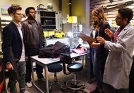 Ghosted – v.r.) und Barry (Adeel Akhtar, r.) die Leistung der beiden Agenten wirklich verbessern?