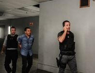 Hawaii Five-0 – Während Kono versucht, ihre Unschuld zu beweisen, haben Steve (Alex O'Loughlin, r.) und Danny (Scott Caan, l.) den Terroristen Rafael Salgado (Michael Irby, M.) dingfest gemacht ...