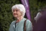 Inspector Barnaby – Rechtsmedizinerin Fleur Perkins (Annette Badland) ist vielseitig interessiert - selbstverständlich auch an Esoterik.