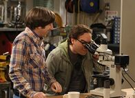 The Big Bang Theory – Planen einen ganz besonderen Valentinstag für ihre Frauen: Leonard (Johnny Galecki, r.) und Howard (Simon Helberg, l.) ...
