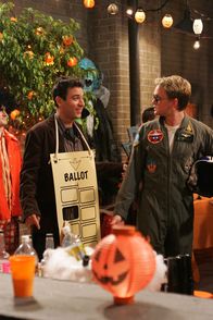 How I Met Your Mother – Hoffen, auf der Halloween Party das richtige Mädchen zu treffen: Ted (Josh Radnor, l.) und Barney (Neil Patrick Harris, r.) ...