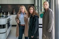 SOKO Leipzig – Für Dagmar Schnee (Petra Kleinert, l.), Kim Nowak (Amy Mußul, M.) und Ina Zimmermann (Melanie Marschke, r.) beginnt eine wahre Schnitzeljagd. Denn offensichtlich wurde der Mann, mit dem Ina am Abend zuvor ein Date hatte, durch einen Schuss verletzt. Jetzt ist er spurlos verschwunden.