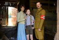 Das Glaszimmer – Felix (Xari Wimbauer) ist gleichermaßen erschreckt wie fasziniert von Ortsgruppenleiter Feik (Philipp Hochmair). Seine Mutter Anna (Lisa Wagner) sieht das mit großer Sorge.