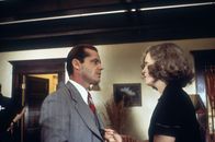 Chinatown – Evelyn Cross Mulwray (Faye Dunaway, r.) beauftragt den Privatdetektiv J.J. Gittes (Jack Nicholson, l.), ihren Mann zu überwachen ...