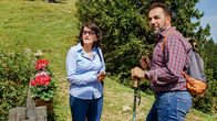 Servus Schwiegermutter – ARD Degeto SERVUS, SCHWIEGERMUTTER! Uhr im ERSTEN, online first ab Mittwoch (27.10.21) in der ARD MEDIATHEK Toni (Adnan Maral) und Farah (Åžiir EloÄŸlu) mÃ¶gen sich nicht. Â