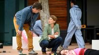 SOKO Köln – Nachdem die Tochter einer bekannten Schauspielerin am Morgen nach ihrem 18. Geburtstag tot aufgefunden wird, suchen Dr. Philip Kraft (Thomas Clemens) und Helena Jung (Sonja Baum) nach möglichen Spuren.