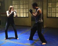 Castle – Kate Beckett (Stana Katic, l.) fordert Det. Tom Demming (Michael Trucco, r.) zu einem Kampf heraus. Er ahnt nicht, dass sie ihn nur ablenken möchte ...