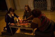 American Horror Story – Als Nan (Jamie Brewer, l.), Zoe (Taissa Farmigan, M.) und Queenie (Gabourey Sidibe, r.) Kontakt zu einem Geist aufnehmen, ahnen sie nicht, welche Folgen das haben wird ...