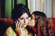 Volver - Zurückkehren – Raimunda (Penélope Cruz, li.) steht kurz vor dem Nervenzusammenbruch: Ihre Tochter Paula (Yohana Cobo, re.) hat in Notwehr ihren Vater erstochen.