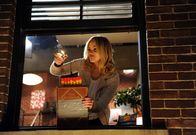How I Met Your Mother – Dreht komplett durch, als sie das Playbook bei Ted in der Wohnung findet: Jeanette (Abby Elliott) ...