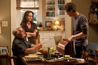 The Amazing Spider-Man – Peter Parker (Andrew Garfield, r.) ist ein High School Schüler, der als kleiner Junge von seinen Eltern verlassen wurde und seitdem bei seinem Onkel Ben (Martin Sheen, l.) und Tante May (Sally Field, M.) lebt. Als der Junge herausfinden will, was mit den Eltern passiert ist, tritt er eine Lawine an Ereignissen los, die sein Leben total verändert ...