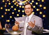 Benissimo - Weisch no? – Moderator Bernard Thurnheer mit neuer Brille ca. 2000 NO SALES NO ARCHIVES Die Veröffentlichung im Zusammenhang mit Hinweisen auf die Programme von Schweizer Radio und Fernsehen ist honorarfrei und muss mit dem Quellenhinweis erfolgen. Jede weitere Verwendung ist honorarpflichtig, insbesondere auch der Wiederverkauf. Das Copyright bleibt bei Media Relations SRF. Wir bitten um Belegexemplare. Bei missbräuchlicher Verwendung behält sich das Schweizer Radio und Fernsehen zivil- und strafrechtliche Schritte vor.
