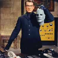 Fantomas – Fantomas (Jean Marais) ein genialer Verbrecher, der seine Taten stets hinter wechselnden Masken begeht, will sich an dem Journalisten Fandor rächen, der ihn in einem Zeitungsartikel als reines Phantasieprodukt der ratlosen Polizei hingestellt und lächerlich gemacht hat.
