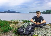 pur+ – Runter vom Sofa - raus ins Abenteuer! Darauf hat Marc anfangs gar keine Lust. Doch dann lockt ein cooles Ziel: in Schweden einen seltenen, weißen Elch suchen! "PUR+" begleitet Marc auf seiner vierwöchigen Reise. Wird er am Ende einen weißen Elch finden?