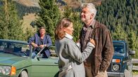 Der Bergdoktor – Skeptisch beobachtet Martin (Hans Sigl, l.) die neu entfachte Liebe von Arno Moosbach (Dominic Raacke, r.) und seiner Katrin (Angela Roy, M.) - er macht sich Sorgen um die Zukunft seines Patienten.