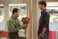 Two and a Half Men – Müssen vor einer Sozialarbeiterin ein verliebtes homosexuelles Paar spielen. Doch wird es Alan (Jon Cryer, l.) und Walden (Ashton Kutcher, r.) gelingen, diese davon zu überzeugen?; Müssen vor einer Sozialarbeiterin ein verliebtes homosexuelles Paar spielen. Doch wird es Alan (Jon Cryer, l.) und Walden (Ashton Kutcher, r.) gelingen, diese davon zu überzeugen?