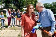 Zimmer mit Stall – Barthl (Friedrich von Thun) warnt Sophie (Aglaia Szyszkowitz) vor den neuen Gästen: Janine Brieschke (Anna Thalbach, hinten re.), Mandy (Leni Erceg, hinten li.), Patrick (Emil Pai Pötschkle), Tanja (Rebecca Kleineidam) und „Zecke“ Axel (Gerdy Zint, hinten 4. v. li.).