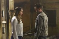 Scorpion – Toby (Eddie Kaye Thomas, r.) versucht, die Lage zu beruhigen, nachdem Paige (Katharine McPhee, l.) sich mit Händen und Füßen gegen ihre Mutter stemmt und damit die Arbeit des Teams gefährdet ...