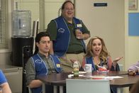 Superstore – Jonah (Ben Feldman, l.); Kelly (Kelly Stables, r.)