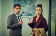 Die Heiland - Wir sind Anwalt – SENDER: ARD - SENDETITEL: Die Heiland - Wir sind Anwalt, Folge 2 - UNTERTITEL: Tödliche Tropfen - CAPTION: ARD DIE HEILAND - WIR SIND ANWALT, Neue Serie mit 6 Folgen, F2 "Tödliche Tropfen" Uhr im Ersten..Ada Holländer (Anna Fischer, r.) trifft bei der Vernissage den Anwalt Markus Wendt (Karin Cherif, l.)..