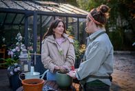 Sturm der Liebe – Fanny (Johanna Graen, r.) und Lale (Yeliz Simsek, l.) merken, sie haben eine ähnliche Einstellung zum Dating.