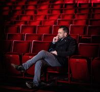 Elementary – Nachdenklich im Zuschauerraum: Der aktuelle Fall führt Sherlock Holmes (Jonny Lee Miller) in ein Theater, in dem eine Balletttänzerin ermordet wurde. Die Leiche ist grausam zugerichtet ...