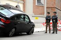 München 7 – Auf dem Altstadtring gab es einen Unfall und nun steht in der Leitplanke ein demoliertes Auto, doch vom Fahrer fehlt jede Spur. Xaver (Andreas Giebel, rechts) und Felix (Florian Karlheim, links) überlegen, was zu tun ist.
