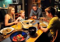 ... und dann kam Wanda – Vivi (Bella Bading, 2. v. li.) und Vincent (Matti Schmidt-Schaller, re.) finden es witzig, dass Wanda (Karolina Lodyga, li.) chinesisches Essen bestellt hat, weil sie nicht kochen kann. Karlheinz (Hannes Jaenicke, 2.v. re.) findet das überhaupt nicht lustig.