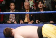 Two and a Half Men – Charlie (Charlie Sheen, r.) und Alan (Jon Cryer, l.), lassen sich von Teddy (Robert Wagner, M.) zu einem Boxkampf in Las Vegas einladen und sind beeindruckt von seinem Privatflugzeug, seiner Limousine und seiner Freigebigkeit, was Eiscreme und Prostituierte betrifft ...