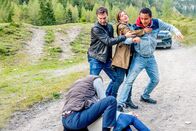SOKO Kitzbühel – Ein schwarzer Jugendlicher wird tot auf der Choralpe aufgefunden. Nachdem das SOKO-Team rund um Lukas Roither (Jakob Seeböck, M.) und Nina Pokorny (Julia Cencig, 2.v.r.) zu Anfang noch in Flüchtlingskreisen ermittelt, richtet sich der Verdacht bald gegen Ex-Fußballprofi Gernot Halterer (Aleksandar Petrovic, l.). Seine Assistentin, Rosa Kirchler (Kristina Bangert, 2.v.l.), unterstützt bei der Arbeit mit den jungen Talenten und betreut darunter Johnny Yekini (Noah Tinwa, r.).