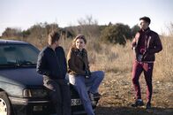 Schrottplatzköter – Für Dog (Anthony Bajon, li.), Elsa (Galatea Bellugi, Mi.) und Mirales (Raphaël Quenard, re.) gibt es auf dem Land nicht viel zu tun.