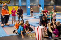 TanzAlarm – Ein Mitarbeiter weiß, wer Schuld an dem Chaos ist – der TanzTapir. Zum Glück sind Singa, Alex und die TA-Kids zur Stelle.