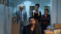 Nachtschicht – Mübariz Pettekaya (Kais Setti, M.) wird von Ömer Kaplan ( Özgür Karadeniz, l.), Lulu Koulibaly (Sabrina Ceesay, 2.v.r.) und Tülay Yildirim (Idil Üner, r.) auf dem Kommissariat befragt.