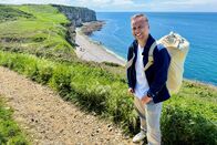 Einfach Retour – Abenteuerlustig in der Normandie: Jan Fitze bei den Kreidefelsen von Étretat.