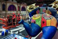 Mona mittendrin – Mona mittendrin Pulsierender HB Zürich – Rund um den grössten Bahnhof der Schweiz Mona Vetsch reinigt den Schutzengel von Niki de Saint Phalle. 2026 Copyright: SRF