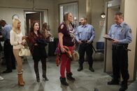 2 Broke Girls – Caroline (Beth Behrs, l.) ist traurig: Es ist ihr erster Geburtstag ohne ihren Vater, der immer noch wegen Steuerhinterziehung hinter Gittern sitzt. Doch ihre Freundin Max (Kat Dennings, 2.v.l.) hat einen Plan: Als Überraschung begleitet sie sie ins Gefängnis, damit sie ihrem Daddy einen Besuch abstatten kann.
