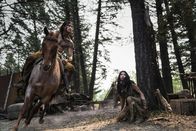 Prey – (L-R): Taabe (Dakota Beavers) und Naru (Amber Midthunder) as Naru in 20th Century Studios' PREY, exclusively on Hulu. Photo courtesy of 20th Century Studios.