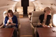 Hacks – Deborah (Jean Smart, r.) und Ava (Hannah Einbinder, l.) kehren nach Las Vegas zurück, bereit für eine Tournee mit neuem Material – doch eine verhängnisvolle E-Mail droht alles zu zerstören.