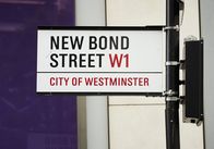 Luxusklasse: Einkaufsmeile der Superreichen – Luxus-Labels für reiche Londoner: Auf New Bond und Old Bond Street finden sich vor allem Geschäfte für den großen Geldbeutel.