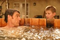 Malcolm mittendrin – Auf eigene Faust kauft Hal (Bryan Cranston, l.) einen Whirlpool. Dewey (Eric Per Sullivan, r.) findet diese Idee nur mehr als gut ...