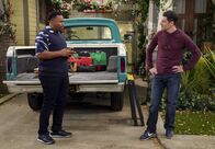 The Neighborhood – Marty Butler (Marcel Spears, l.); Dave Johnson (Max Greenfield, r.)
