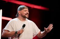 Comedy Clash – Der Tübinger Abed Azzam startet mit Bildungslücken ins erste Pre-Final. Der Berliner Abdel Boudii rast mit Uber durch die Hauptstadt und der Frankfurter Costa Meronianakis (Foto) kontert mit Horror-Stories vom Hauptbahnhof. Wer schafft es ins Finale?