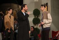 The Big Bang Theory – Sheldon (Jim Parsons, r.) und seine Freunde warten in der Schlange für eine lang ersehnte Ausstrahlung eines Filmes und treffen dabei auf Wil Wheaton (Wil Wheaton, l.) ...