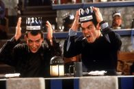 Cable Guy - Die Nervensäge – Chip Douglas (Jim Carrey, r.) bringt Steven Kovacs (Matthew Broderick, l.) dazu, die verrücktesten Dinge in seinem Leben zu tun - darunter auch die Teilnahme an einem Ritterkampf in einem Mittelalter-Restaurant.